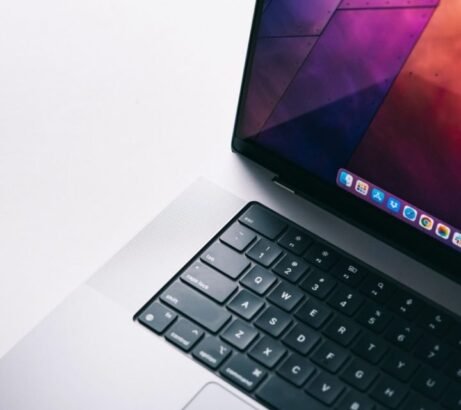 ماك بوك M2 للبيع القوة والأناقة في جهاز واحد